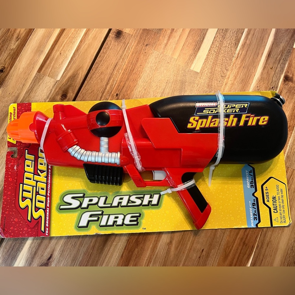 2006 Hasbro Super Soaker Splash Fire Water Gun Black Red NEW in Box
